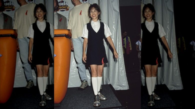 Lacey Chabert se lève et sourit aux Kids Choice Awards 1996