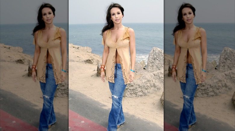Lacey Chabert pose sur une plage au bord de l'eau