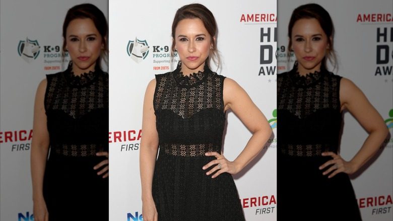 Lacey Chabert pose pour les caméras aux Dog Awards