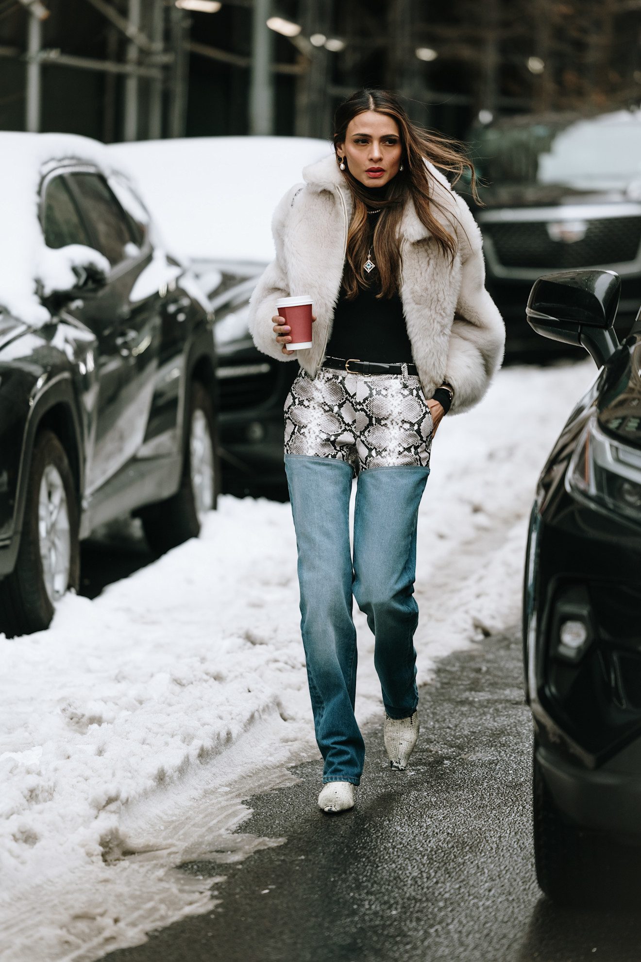Veste en fourrure gris perle avec un jean avec un haut à imprimé animalier.