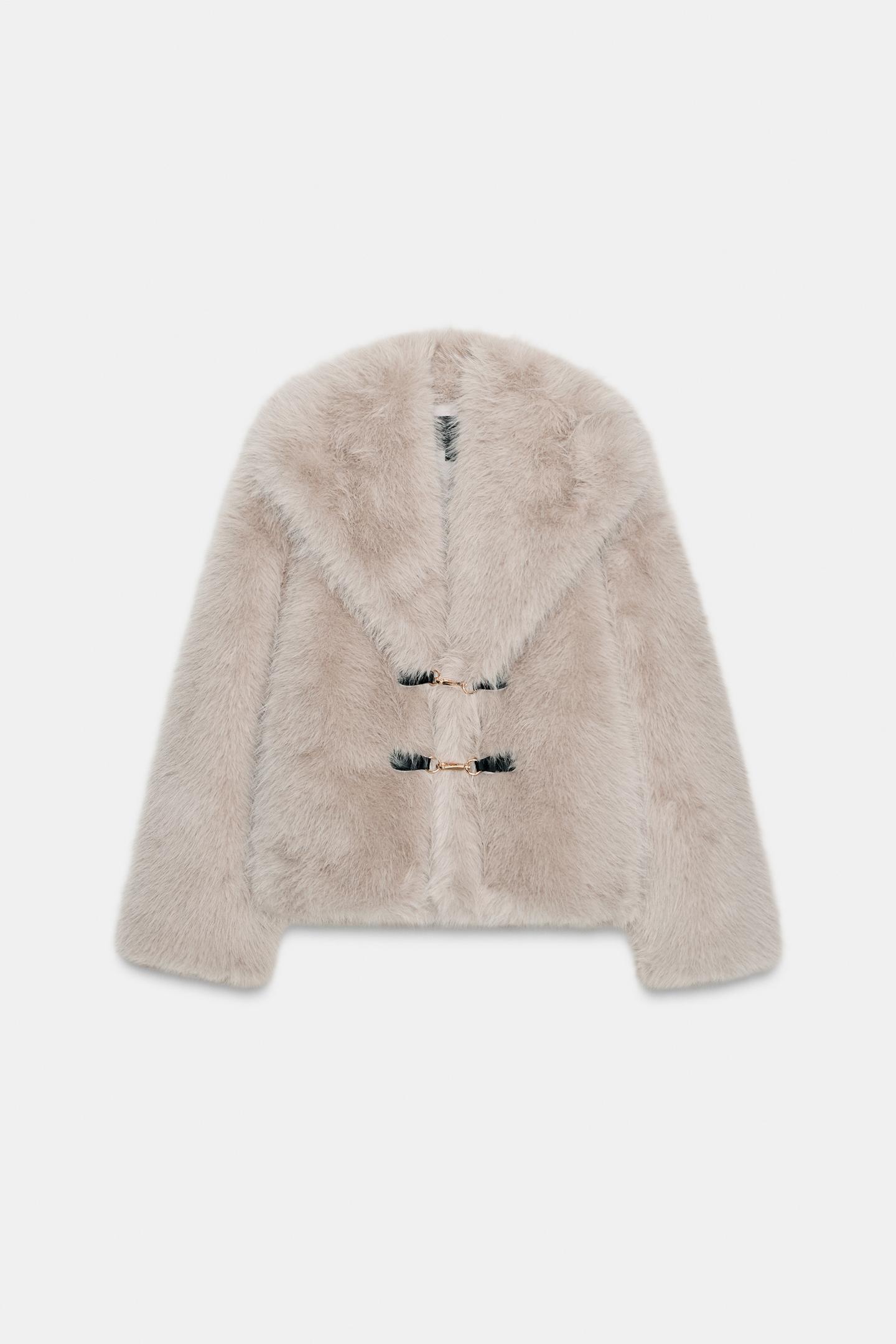 Veste en fourrure avec fermeture zippée de Zara.