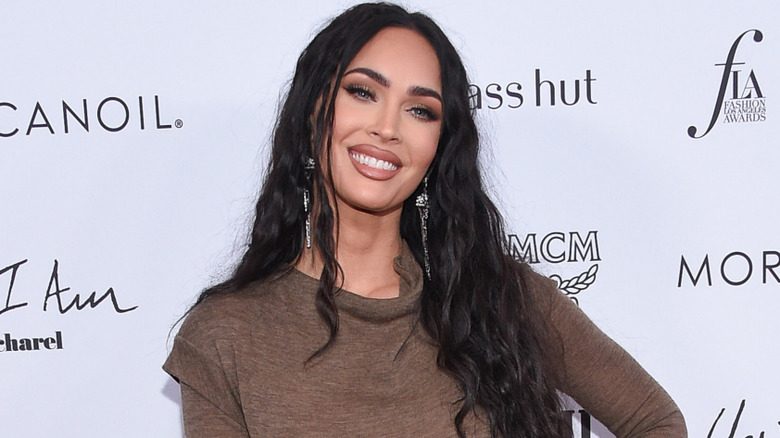 Megan Fox porte une robe marron en posant pour une photo aux Daily Front Row Awards le