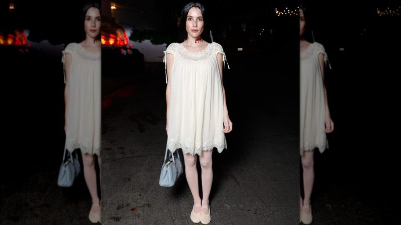 Costume d'Halloween 2025 d'Emma Roberts composé d'une robe blanche et d'un cou ensanglanté