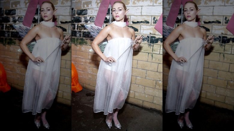 Costume d'Halloween 2025 d'AnnaSophia Robb composé d'une tenue de fée blanche