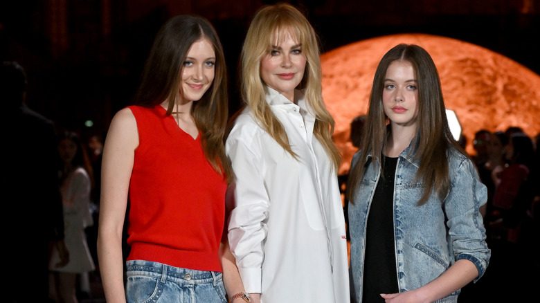 Nicole Kidman en chemise blanche avec ses filles Faith et Sunday