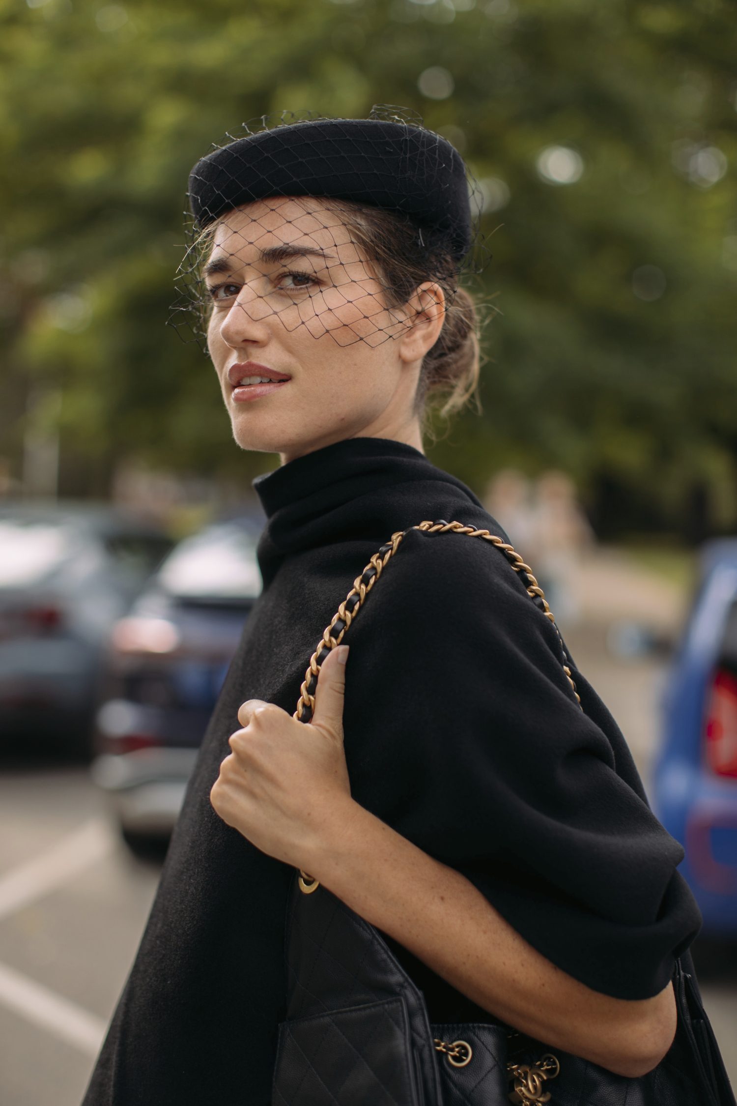 Le retour du chapeau « pillbox » se consolide parmi les invités des dernières fashion week.