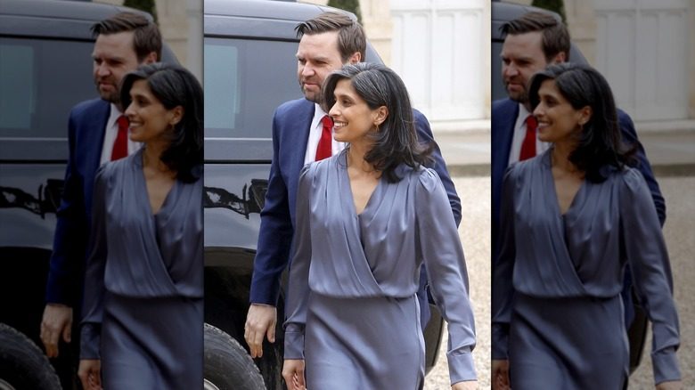 Usha Vance aux cheveux gris marchant avec JD Vance