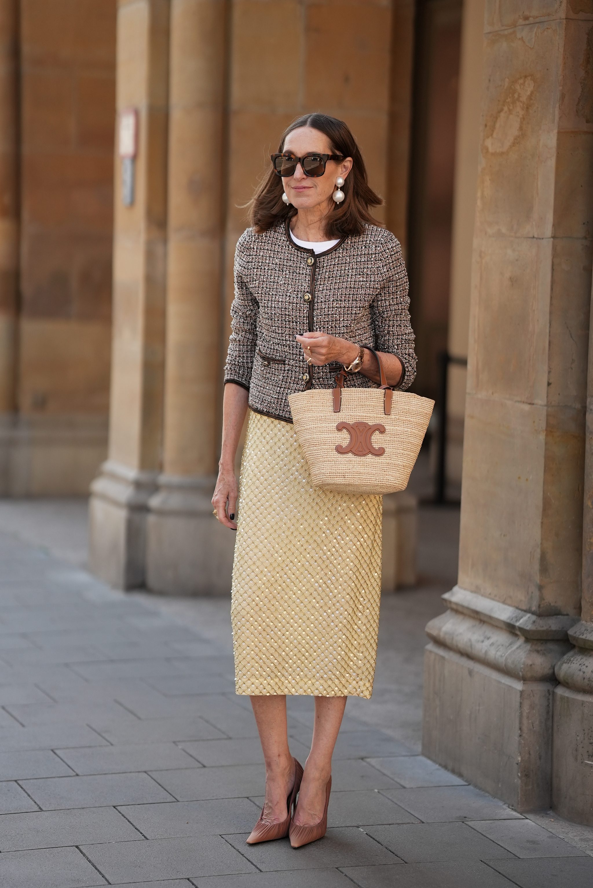 Comment porter la jupe à paillettes en look de jour.