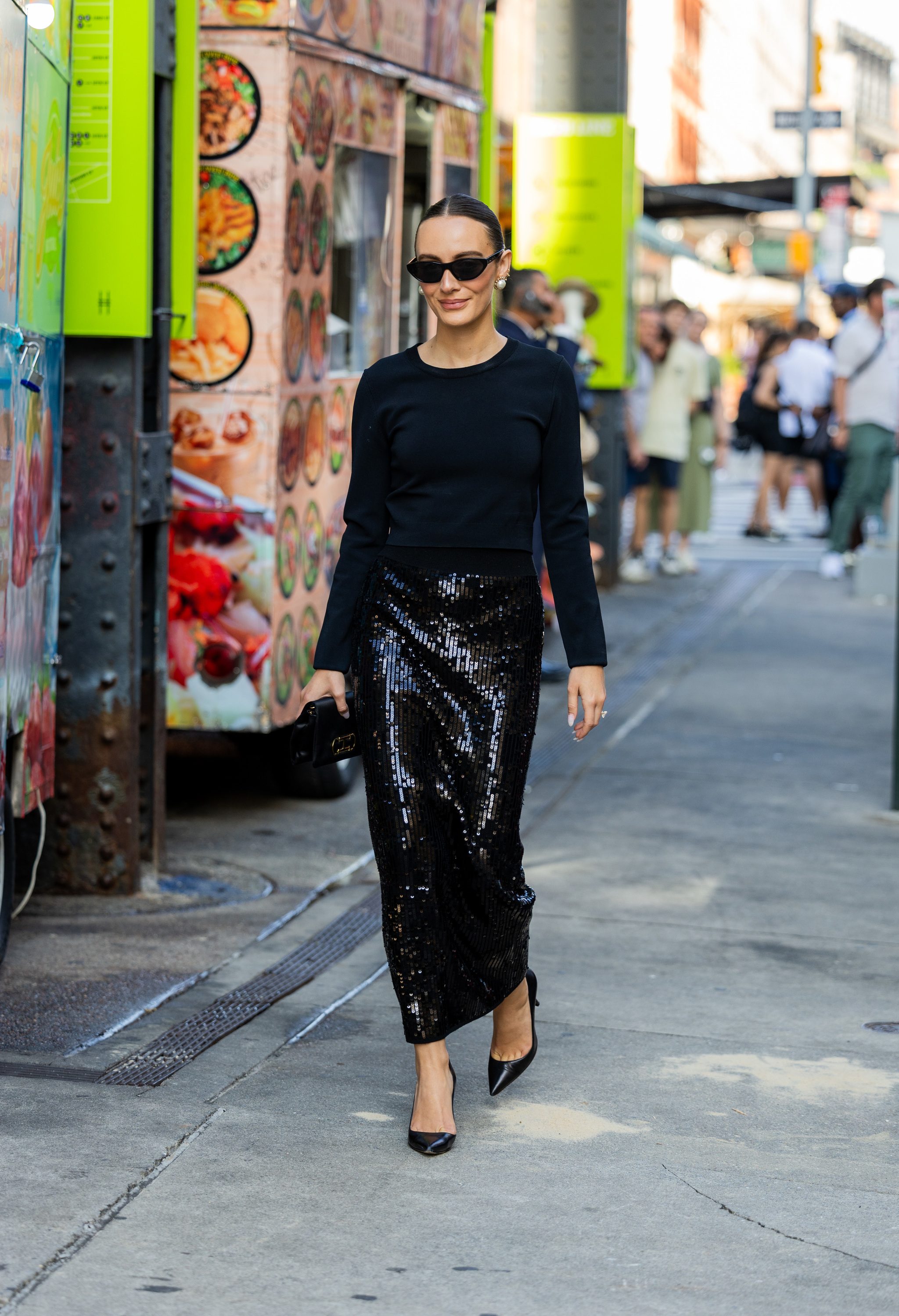 Un look de fête avec une jupe noire à paillettes.