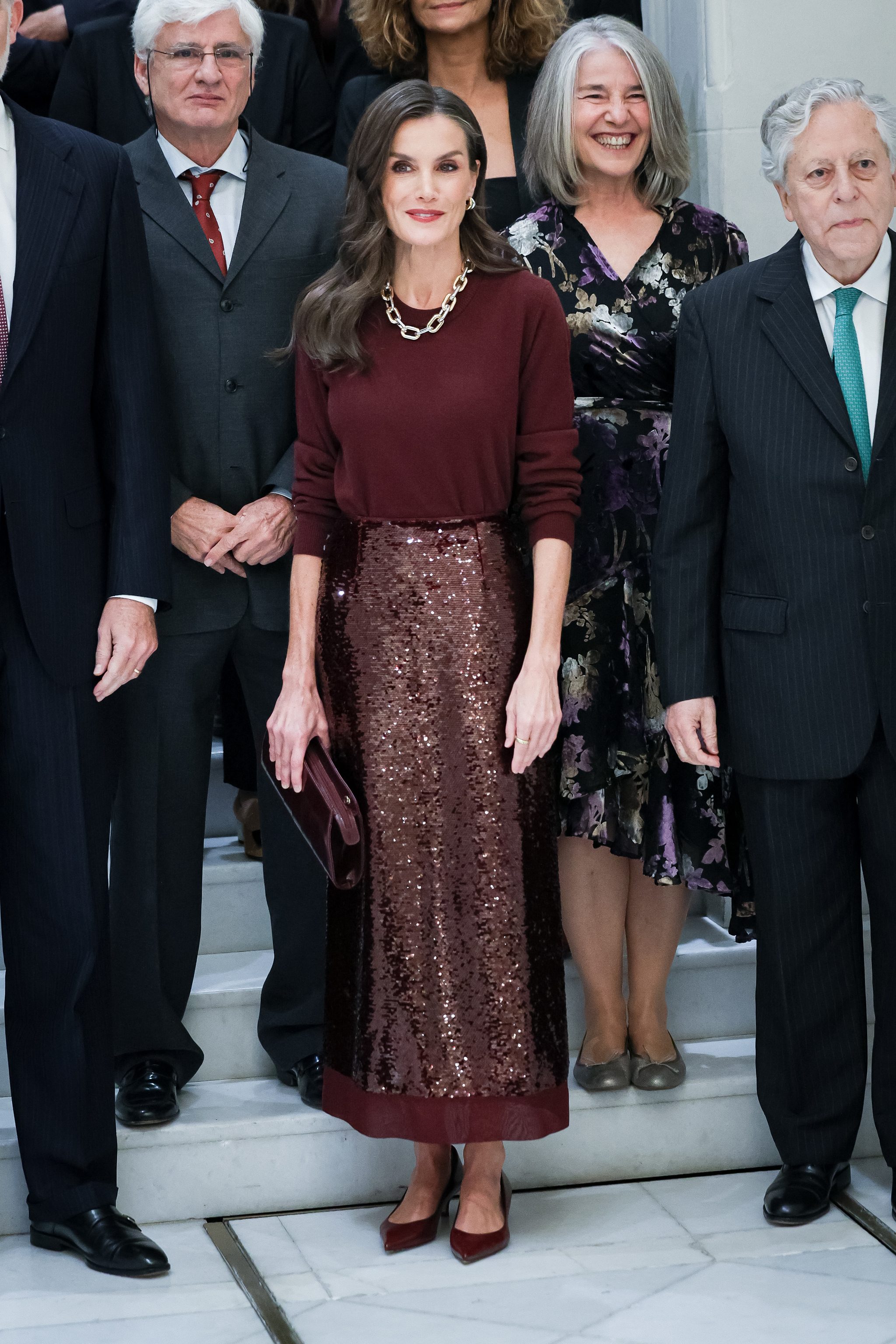 C'est ainsi que la reine Letizia porte la jupe à paillettes.