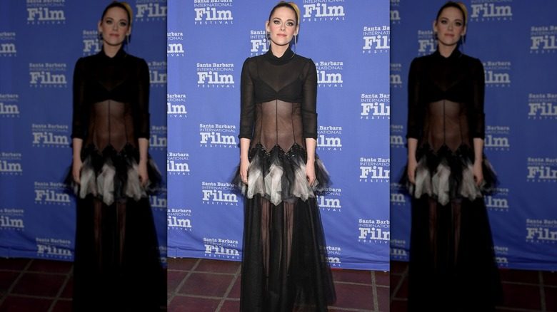 Kristen Stewart posant dans une robe noire transparente