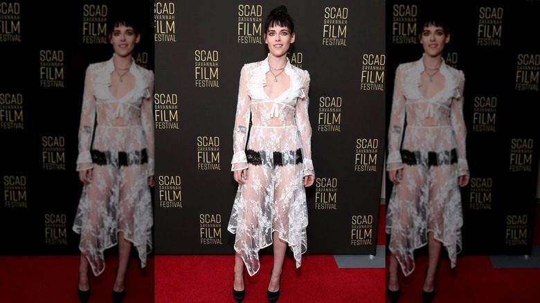 Kristen Stewart posant dans une robe blanche en dentelle transparente