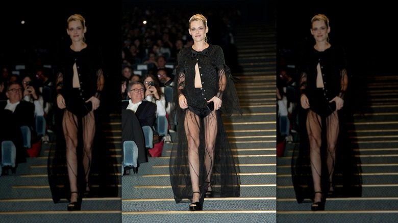 Kristen Stewart marchant dans une tenue noire transparente
