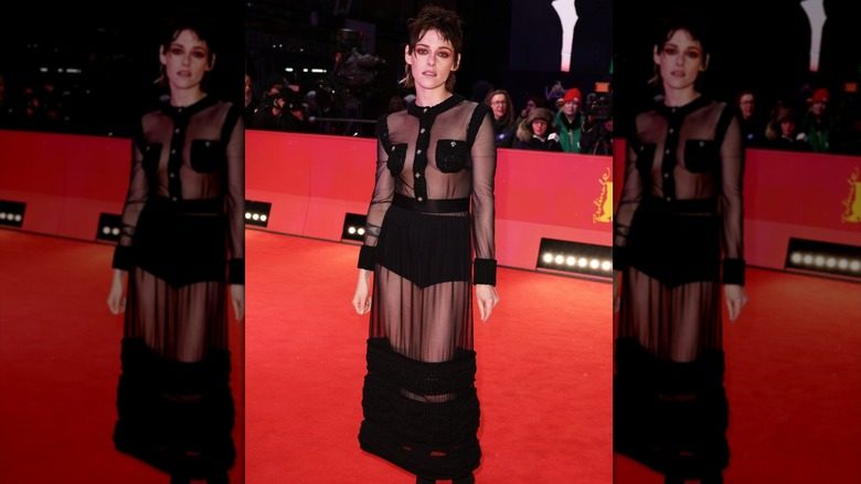 Kristen Stewart posant dans une robe noire transparente