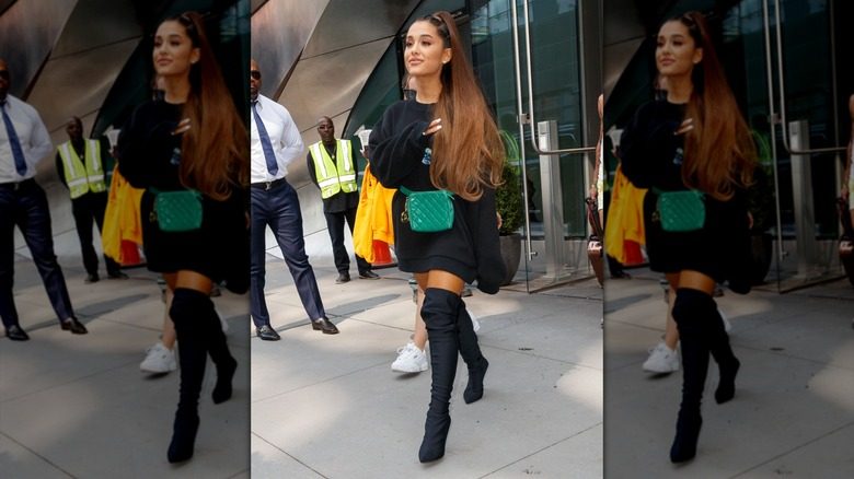 Ariana Grande dans un sweat à capuche oversize avec des bottes