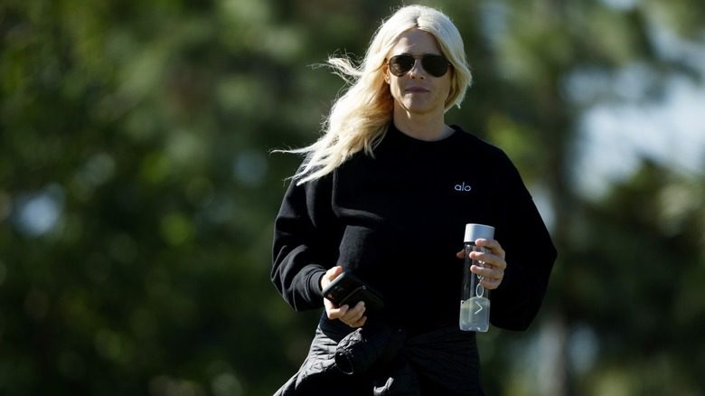 Elin Nordegren porte des lunettes de soleil en 2024
