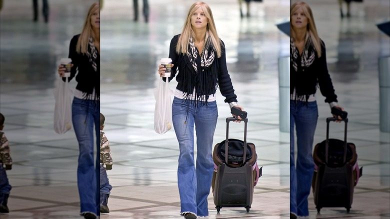 Elin Nordegren traînant une valise en 2011