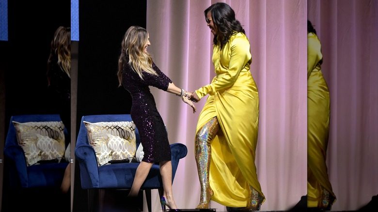 Michelle Obama en 2018 dans une robe jaune avec des bottes