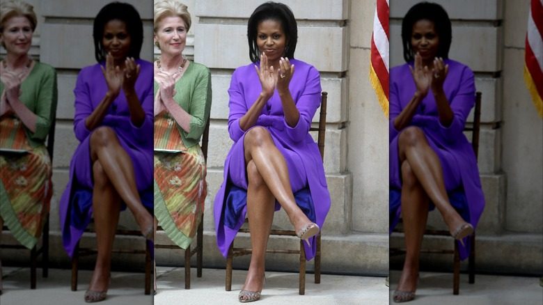 Michelle Obama en 2009 applaudissant dans une robe violette
