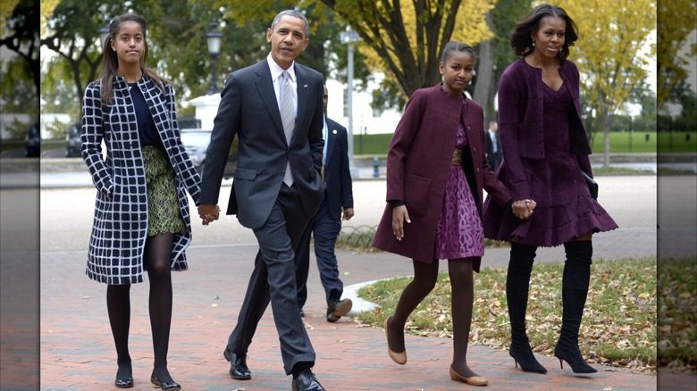Michelle Obama en 2013 dans une tenue violette avec des bottes
