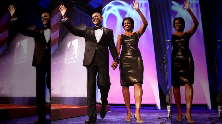 Michelle Obama en 2010 dans une robe métallisée jusqu'aux genoux