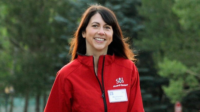 MacKenzie Scott portant une veste rouge et un jean