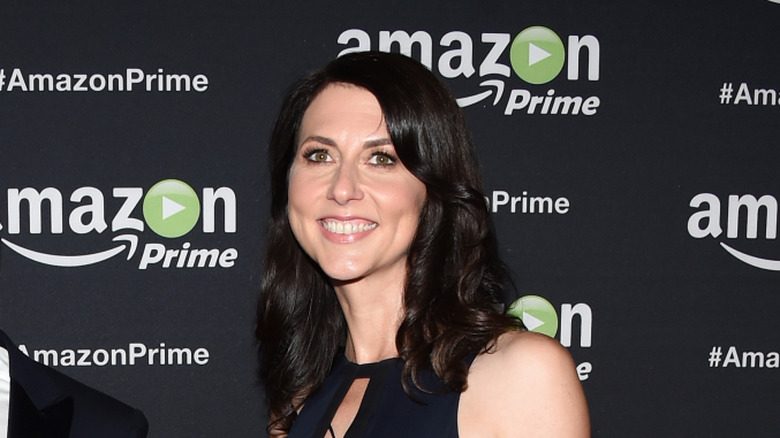 MacKenzie Scott dans une robe noire longue au sol lors de la 67e célébration des Primetime Emmy d'Amazon Video