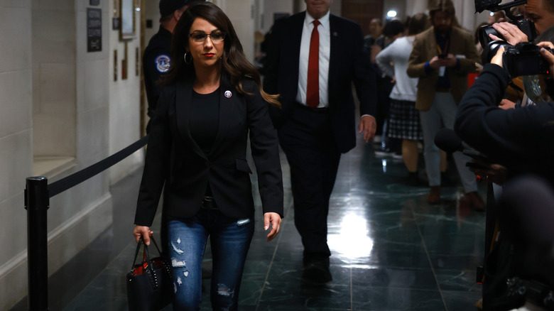 Lauren Boebert en jean skinny déchiré