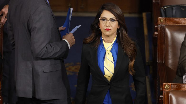 Lauren Boebert portant une grande cravate jaune