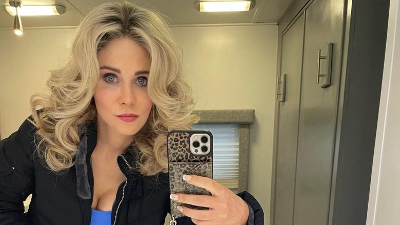 Zooey Deschanel aux cheveux blonds bouclés dans les coulisses de 
