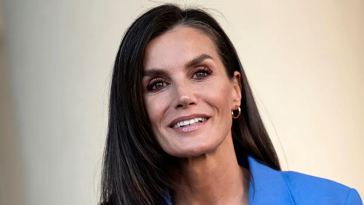 Pourquoi la reine Letizia ne porte-t-elle jamais de collants ? "Ce n'est pas provocateur, c'est cohérent avec son image et avec le message qu'il veut transmettre", explique le designer Juan Avellaneda.