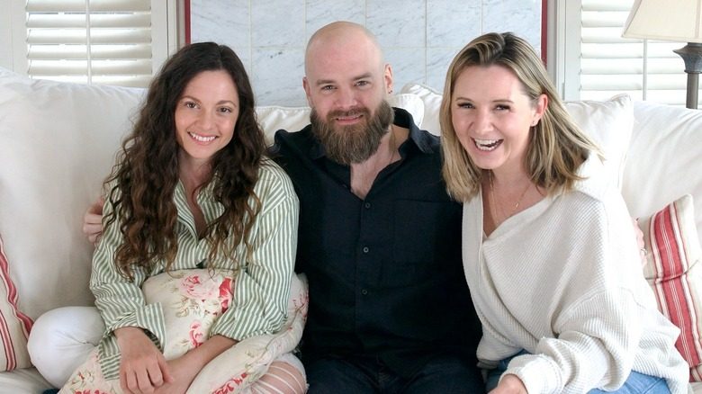 Mackenzie Rosman, David Gallagher et Beverley Mitchell sur un canapé