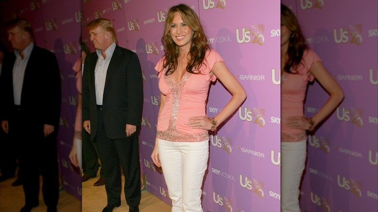 Melania Trump pose avec la main sur la hanche pendant que des photos sont prises lors d'un événement hollywoodien