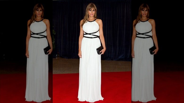 Melania Trump porte une robe blanche en posant pour des photos