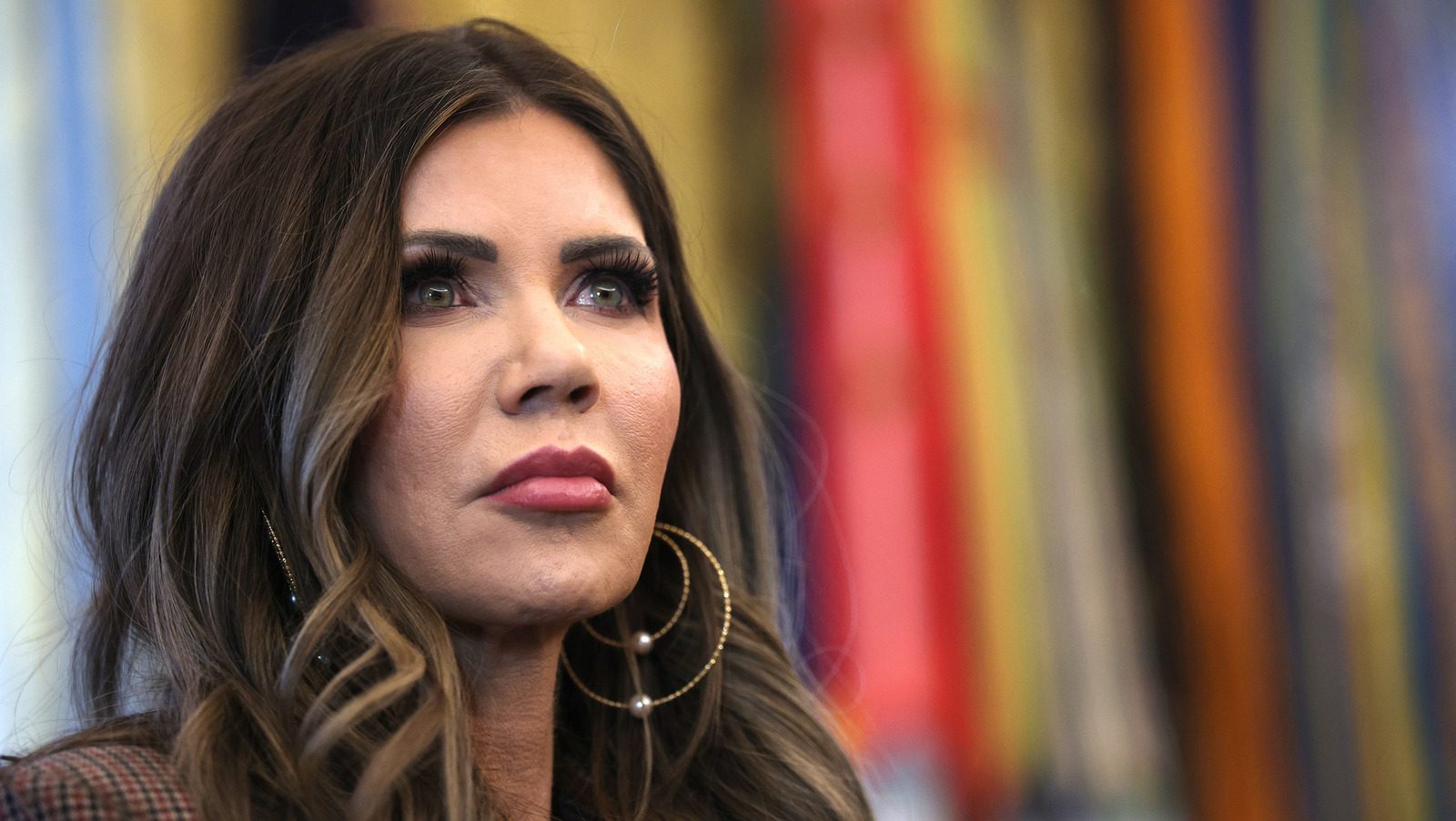 Les faux cils caricaturaux de Kristi Noem ne lui rendent pas service
