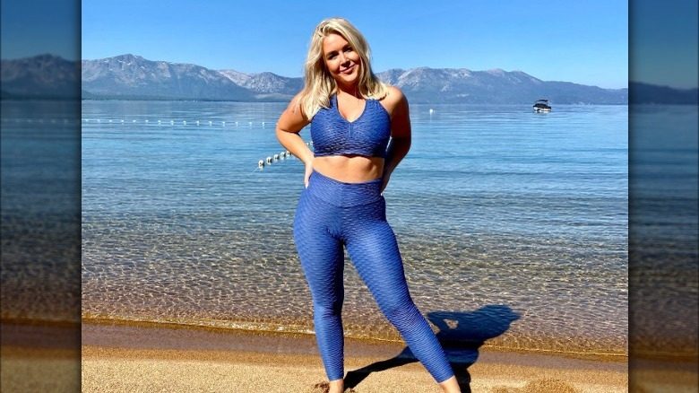 Karoline Leavitt pose à côté du lac Tahoe