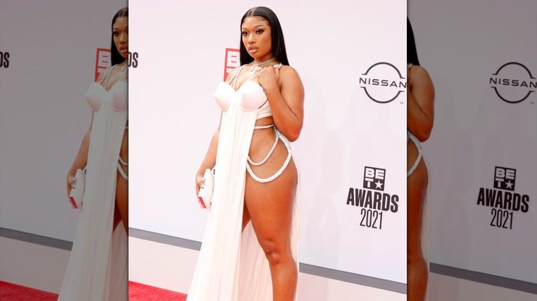 Megan Thee Stallion portant une robe rose pâle avec des fentes latérales extrêmes aux BET Awards 2021