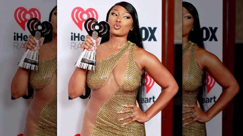 Megan Thee Stallion pose avec un prix aux iHeartRadio Music Awards 2021
