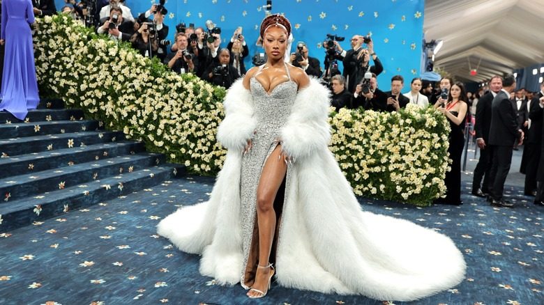 Megan Thee Stallion portant une tenue argentée et blanche au Met Gala 2025