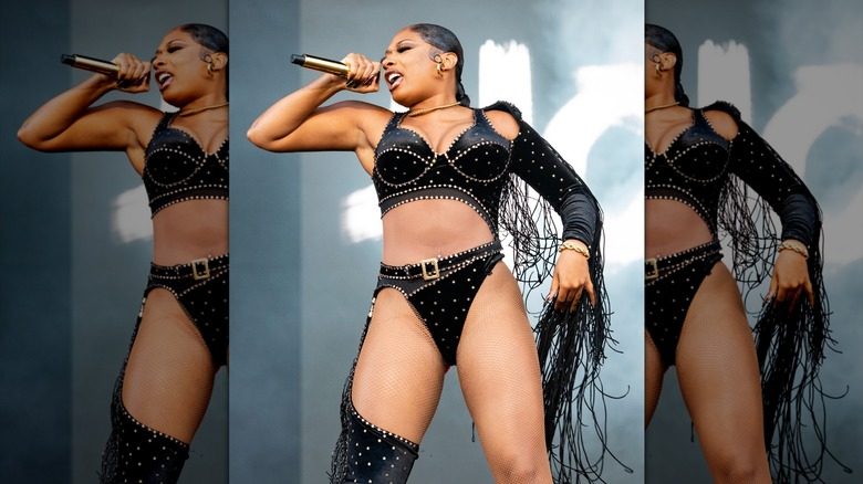 Megan Thee Stallion portant une tenue noire peu flatteuse lors d'un festival de musique à Austin, Texas
