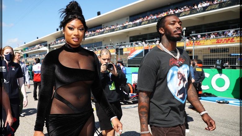 Megan Thee Stallion portant une tenue noire alors qu'elle assistait au Grand Prix de F1