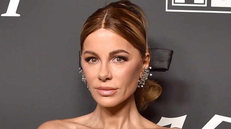 Kate Beckinsale pose sur le tapis rouge