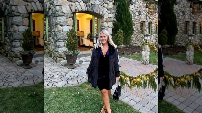 Karoline Leavitt posant dans une robe bleu marine et un manteau de fourrure