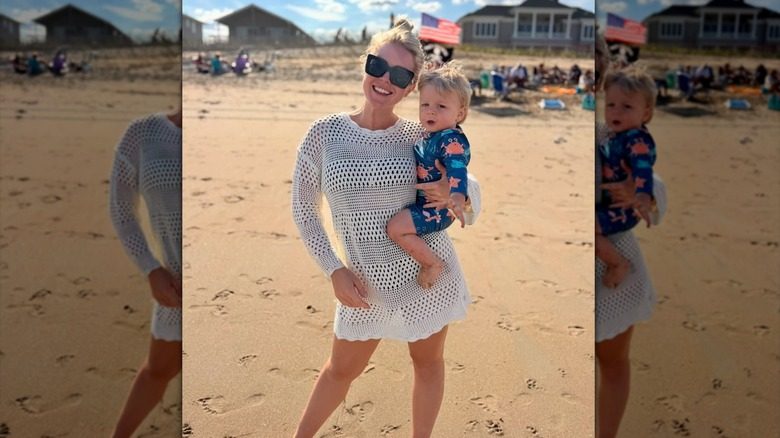 Karoline Leavitt posant avec son fils sur la plage