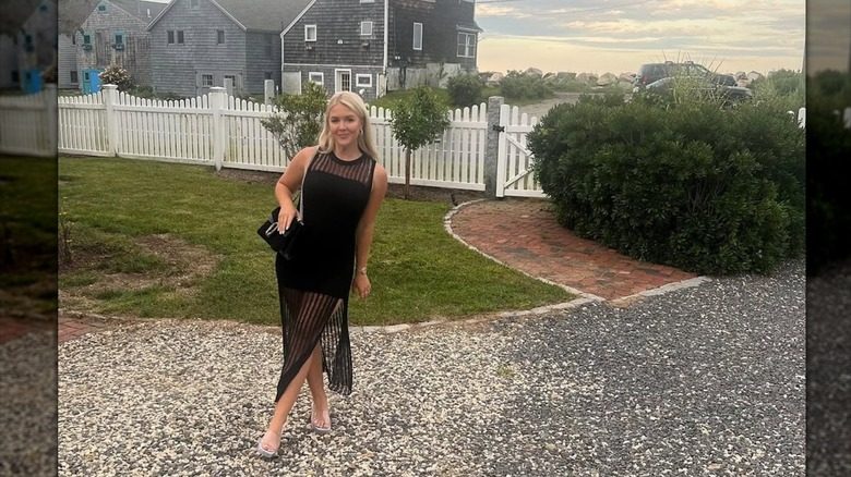 Karoline Leavitt posant dans une robe noire transparente