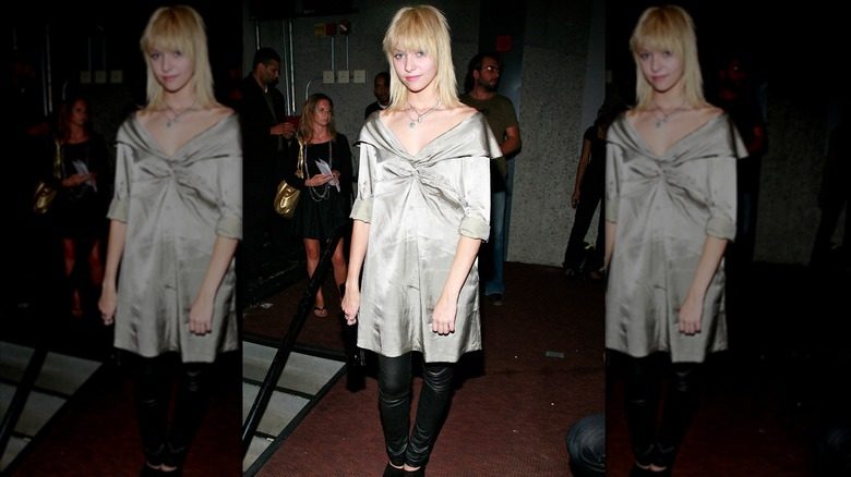 Taylor Momsen dans une robe argentée