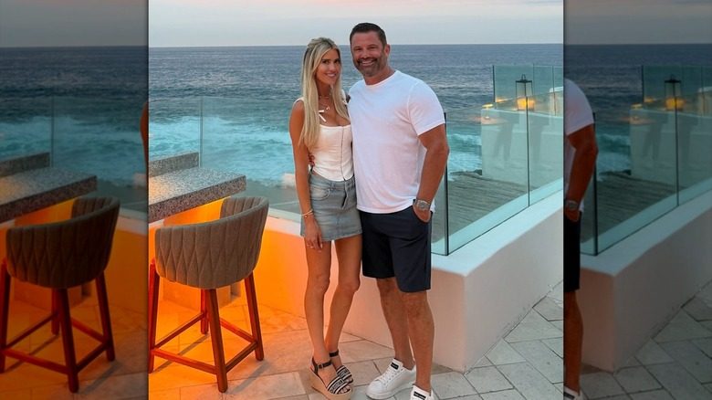 Christina Haack posant avec Christoper Larocca au bord de la mer