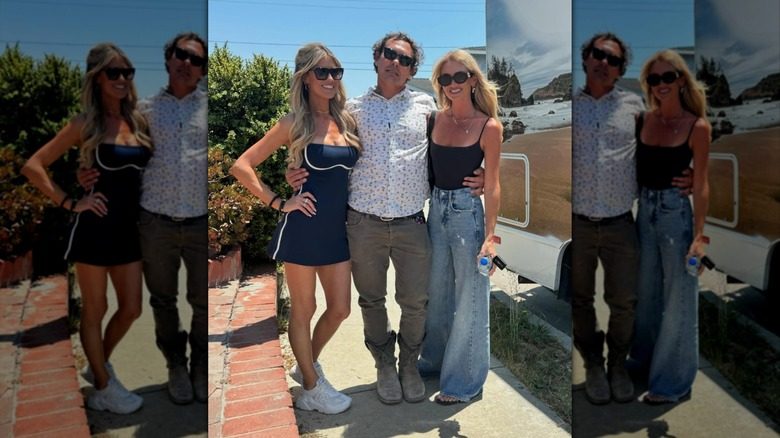 Christina Haack posant dans une mini-robe bleu marine et des baskets