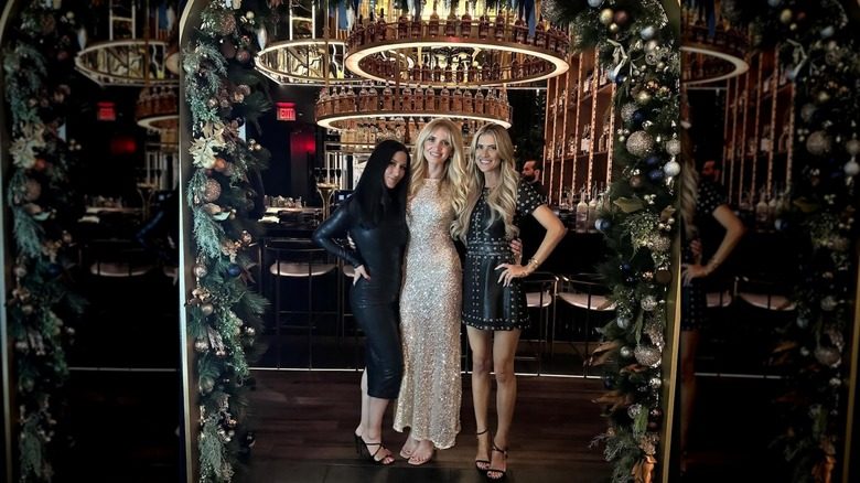 Christina Haack posant dans une mini-robe noire avec des amis