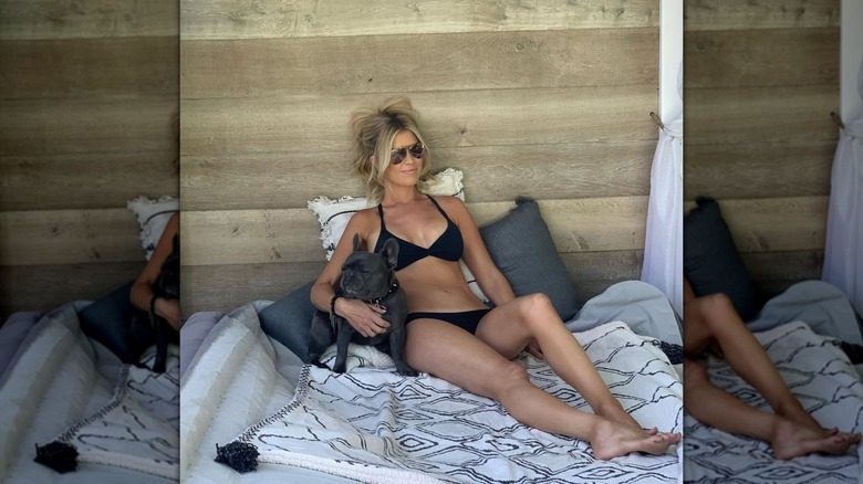 Christina Haack posant en bikini avec un bouledogue français
